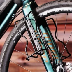 Blackburn Outpost Cargo Cage - Zwart 15 Blackburn Outpost Cargo Cage - Zwart -Velo Vlot Verkoop bbn outpost cargo bike cage black lifestyle 1